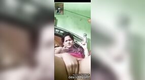 Una encantadora chica bangladesí se da placer en una videollamada 3 mín. 40 sec