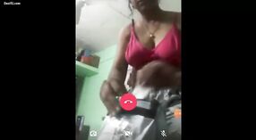 Uma jovem indiana cria um vídeo caseiro de nudez 1 minuto 30 SEC