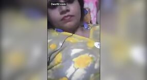 インドの女の子は、ビデオチャット中に膣を明らかにします 5 分 20 秒