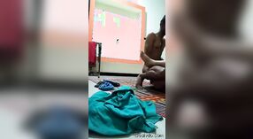 Bangladeshi beleza se entrega a solo prazer durante o banho 3 minuto 00 SEC