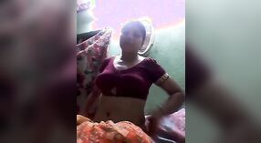 Bengali homemaker undresses voor solo MMS prestaties 0 min 0 sec