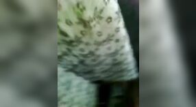 印度女孩为坚硬的阴茎提供热情的口服乐趣 4 敏 00 sec