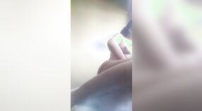 Desi家庭主妇在第二部分中炫耀自己的资产和乐趣 1 敏 20 sec