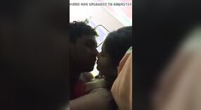 Gordinha do Sul da Índia menina dá um desleixado boquete para seu namorado 1 minuto 20 SEC