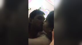 Gadis India Selatan yang gemuk memberikan blowjob yang ceroboh kepada pacarnya 2 min 30 sec