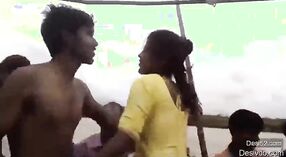 Jóvenes de una comunidad rural india realizan un baile grupal con una mujer local en un bote 2 mín. 00 sec