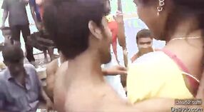 De jeunes hommes d'une communauté indienne rurale exécutent une danse de groupe avec une femme locale sur un bateau 5 minute 00 sec