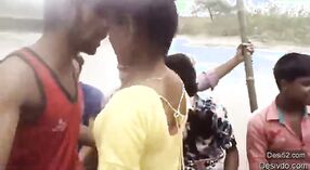 De jeunes hommes d'une communauté indienne rurale exécutent une danse de groupe avec une femme locale sur un bateau 0 minute 0 sec