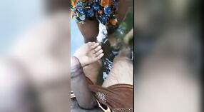 Una mujer casada de una comunidad india rural da placer al pene de su marido en un estanque 3 mín. 00 sec