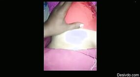 Desi diwasa wanita ngumumake kelamin dheweke 0 min 40 sec