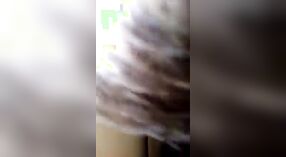 Video MMS intim ibu rumah tangga India dari permainan vagina menjadi viral 2 min 20 sec