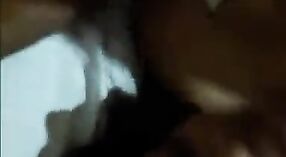 Pareja poco profesional se involucra en actividades sexuales en una habitación de hotel, produciendo expresiones audibles de placer. 1 mín. 20 sec