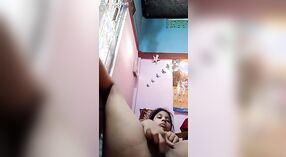 Rita, una encantadora adolescente india, hace alarde de su atractivo físico 2 mín. 00 sec