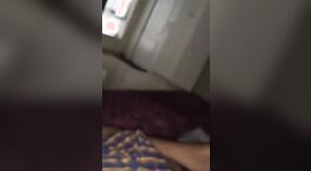 Desi cameriera dare orale piacere in un realistico sesso video 0 min 0 sec