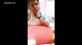 Meninas indianas melhor amigo acaricia seus seios grandes 1 minuto 30 SEC