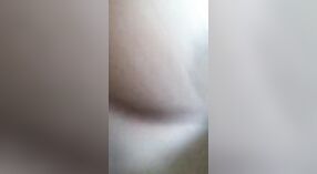 Indiano ufficio ragazza con grande tette dà un pompino e ha sesso con lei collega in un hotel 1 min 30 sec