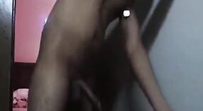 Seorang gadis perguruan tinggi menikmati seks hardcore dan memberikan blowjob tenggorokan dalam dalam video XXX ini 3 min 40 sec