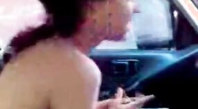 Una universitaria disfruta del sexo al aire libre en el auto de su novio en este ardiente video hindi 8 mín. 30 sec