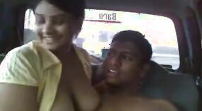 Pareja india adolescente disfruta del sexo en el coche al aire libre y la posición de vaquera 3 mín. 50 sec