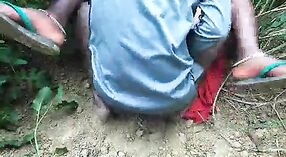 Desi Village Girls Girls saugt und fickt in einem Bhojpuri -Film 4 min 20 s