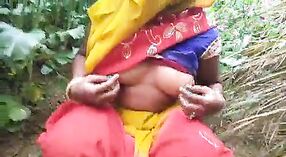 Desi Village Girls Girls saugt und fickt in einem Bhojpuri -Film 0 min 0 s