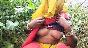 Desi village chicas chupando y follando en una película Bhojpuri 0 mín. 50 sec