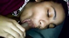 Pacar pertama kali memberikan blowjob dan menggoda dengan mulutnya, direkam 0 min 50 sec