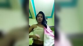 Fille sexy se déshabille pour une performance révélatrice 0 minute 0 sec