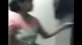 Una impresionante adolescente tamil se desnuda para su novio ante la cámara 3 mín. 40 sec