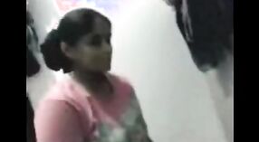 Una impresionante adolescente tamil se desnuda para su novio ante la cámara 5 mín. 00 sec