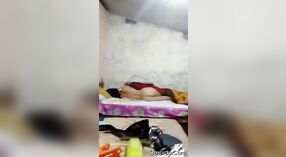 一个迷人的亚洲女孩与男友在床上进行性活动 0 敏 0 sec