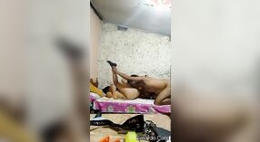 Une charmante fille asiatique se livrant à une activité sexuelle sur un lit avec son petit ami 0 minute 50 sec