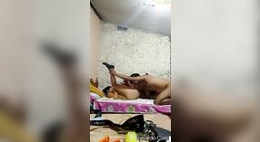 Un affascinante ragazza asiatica impegnarsi in attività sessuale su un letto con il suo fidanzato 1 min 00 sec