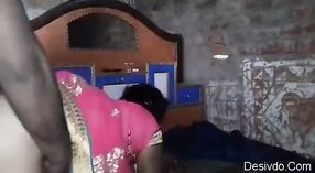 Wanita sing wis nikah saka komunitas deso melu kegiatan seksual sing kuat karo bojone nalika nganggo saree pink 0 min 0 sec