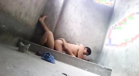 Un sexo al aire libre de chicos punjabíes con una chica de pueblo y placer personal 5 mín. 20 sec