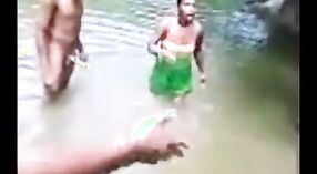 Jovem casal se entrega ao sexo na lagoa ao ar livre com estilo cachorrinho e posições missionárias 4 minuto 00 SEC