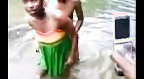 Jovem casal se entrega ao sexo na lagoa ao ar livre com estilo cachorrinho e posições missionárias 4 minuto 40 SEC