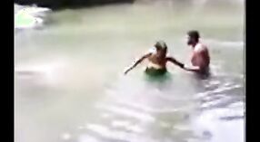 Jovem casal se entrega ao sexo na lagoa ao ar livre com estilo cachorrinho e posições missionárias 0 minuto 0 SEC