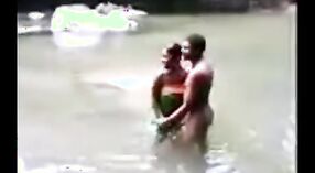 Pareja joven se entrega al sexo en el estanque al aire libre con estilo perrito y posiciones misioneras 1 mín. 00 sec