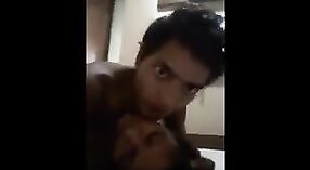 Un couple indien de jeunes mariés s'engage dans des relations sexuelles passionnées dans une chambre d'hôtel, capturé dans une nouvelle vidéo 1 minute 20 sec