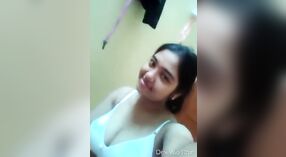 Amador menina da Faculdade ostenta seus seios grandes em um selfie para seu parceiro 1 minuto 10 SEC