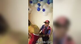 Em seu aniversário, um homem idoso se entrega aos prazeres de uma jovem sedutora 0 minuto 0 SEC