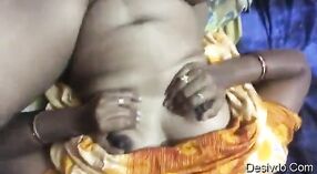 Desi Bojo Tulasi saka Telugu melu jinis hasrat karo bojone nalika nyatakake kesenengan sing kuat 3 min 20 sec