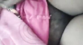 Indianaunty mengungkapkan aset intimnya dalam saree tradisional India 1 min 20 sec