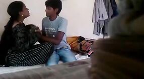 Femme au foyer indienne et son beau-frère moment intime dans sa chambre 2 minute 20 sec