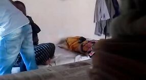 Femme au foyer indienne et son beau-frère moment intime dans sa chambre 2 minute 50 sec