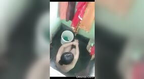 Suami memfilmkan pemandian pribadi istri India-nya dan mandi 1 min 20 sec