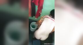 Suami memfilmkan pemandian pribadi istri India-nya dan mandi 2 min 30 sec