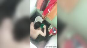 O marido filma a sua mulher indiana na casa de banho privada e no Duche 0 minuto 40 SEC