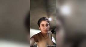 Une charmante jeune indienne prend un selfie nu pour que son beau le chérisse 3 minute 00 sec